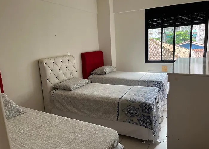 Apartamento amplo a menos de 400 metros da praia localizado próximo a praça da Brunella, área nobre do Guarujá.